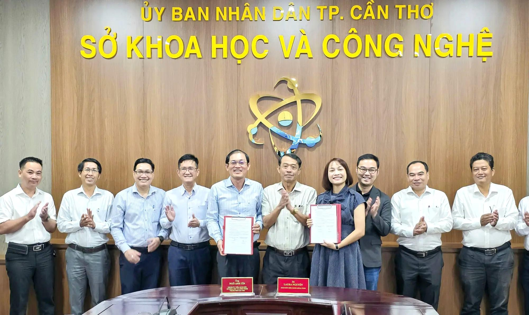 Signing ceremony at the Can Tho City Department of Science and Technology: GenAI Fund and department leaders holding signed agreements while officials applaud.