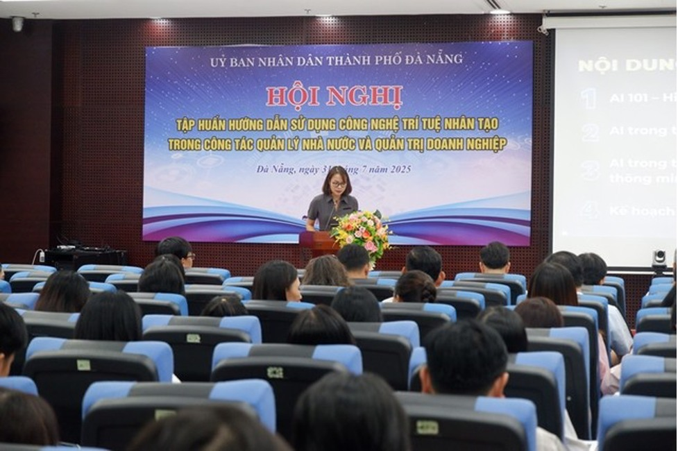 Da Nang People's Committee conference on applying artificial intelligence in state management and business administration, with a full auditorium of public officials.