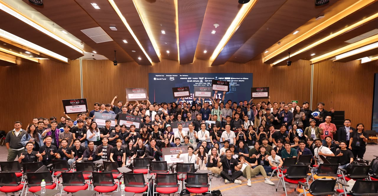 Agentic AI Build Week: hundreds of builders, mentors and partner teams filling the auditorium with track-winner boards raised at the close of the program.